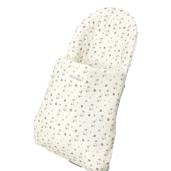 Beecozie - Funda Babybjorn de flores rosa con la bebe mas ideal 💖.Se usa  encima de la hamaca babybjorn, es de algodón suave perfecta para el calor.  . . . Babybjorn cover